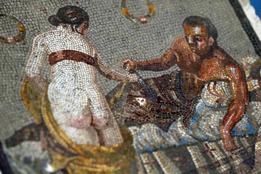 Ukradeni erotični mozaik iz antike po 80 letih znova v Pompejih