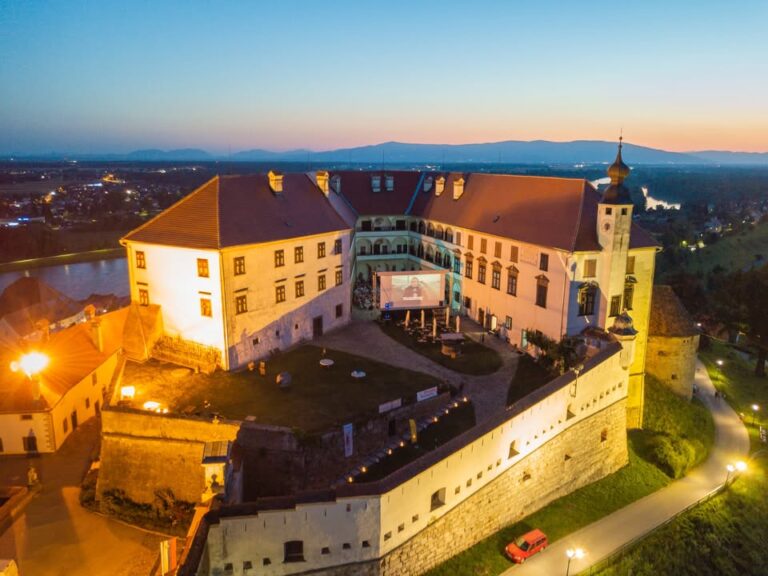 Kino brez stropa