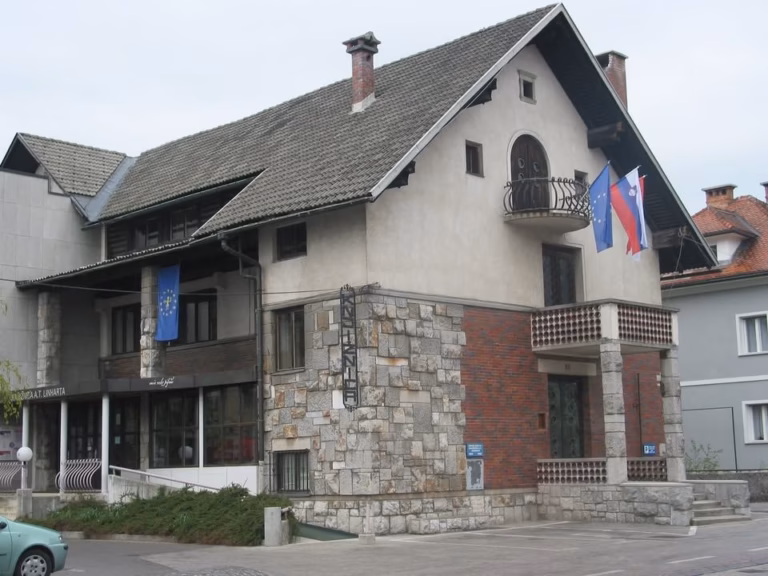 120 LET KNJIŽNICE ANTONA TOMAŽA LINHARTA RADOVLJICA