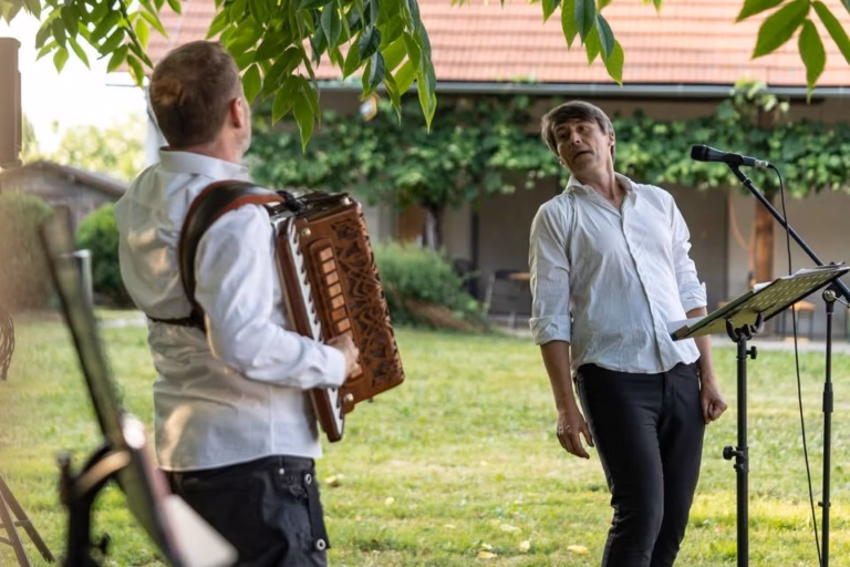 Stolpi. Sirene.: pesniško-glasbeni ritual Aleša Štegra in Jureta Torija