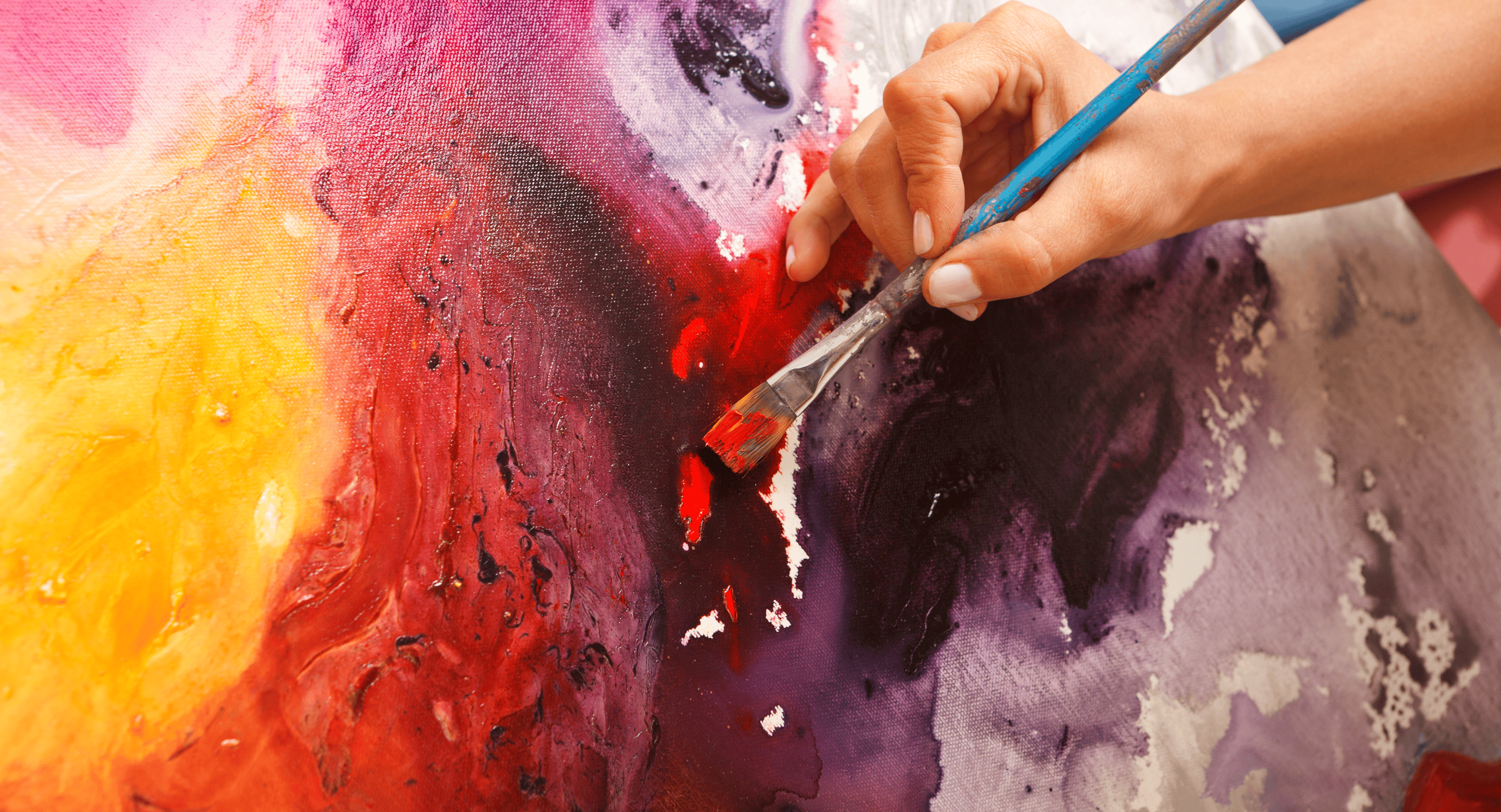 Slikarska paleta in čopič na umetniškem platnu.