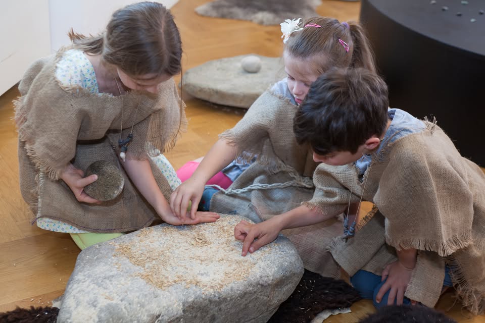 Poletne muzejsko-gledališke delavnice: Pradavni pripovedovalci: Zgodbe iz koliščarske vasi