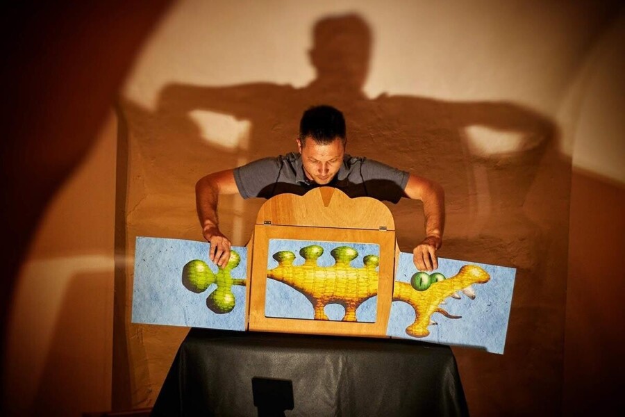 Pravljice pod krošnjami dreves: Kamišibaj