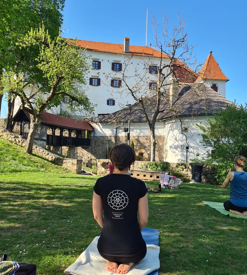 Joga v grajskem parku