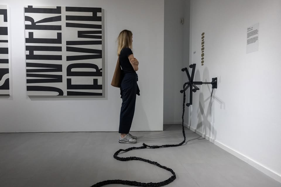 Javno vodstvo po razstavi PREMIERA 2025: Polja intime, prehajanja in potenciali medija