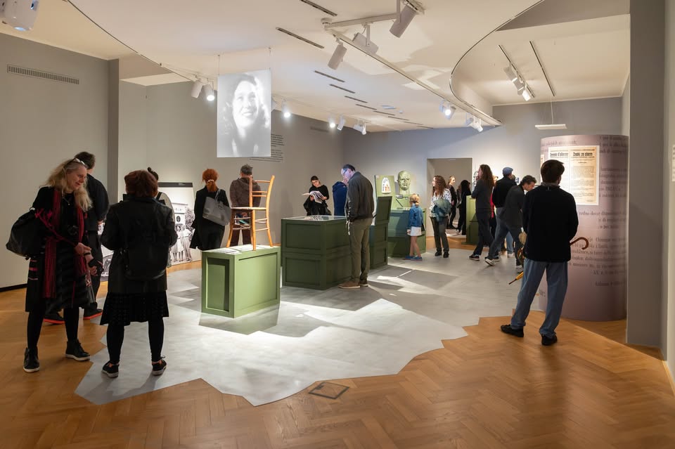 Med zidovi okupirane Ljubljane in tišino sodobnih stisk [Izobraževanje za učitelje]