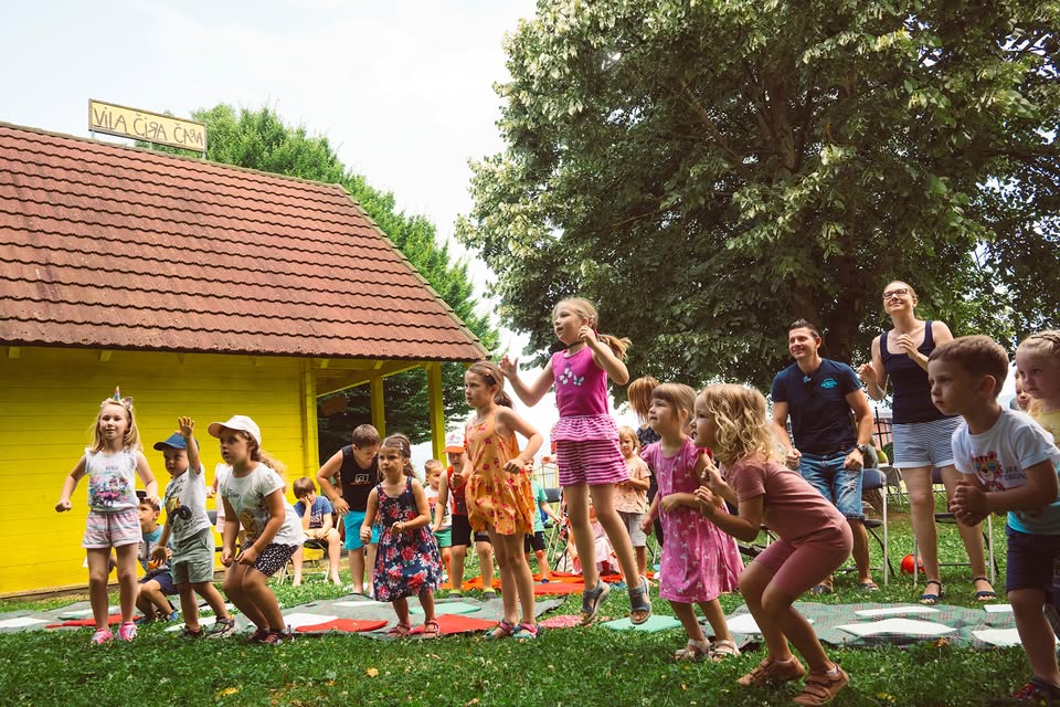 TORKOVE IGRARIJE: PLEŠEMO V SENCI DREVES