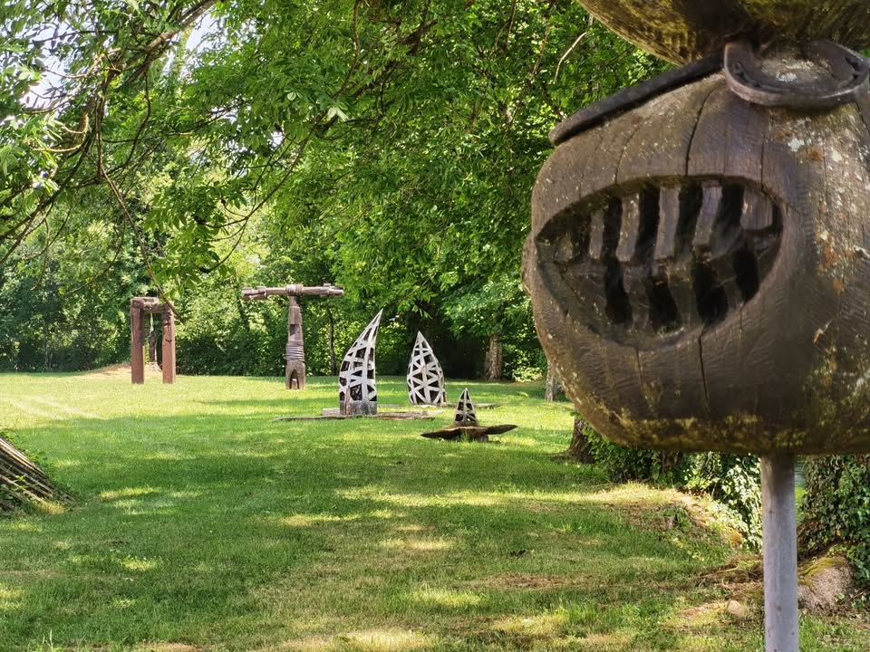 Dan v senci skulptur