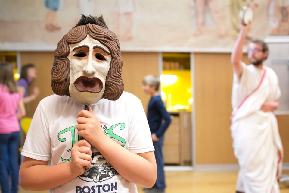 Muzejsko-gledališke delavnice: Smeh, maske in Rimski oder: Dobrodošli v antičnem gledališču!