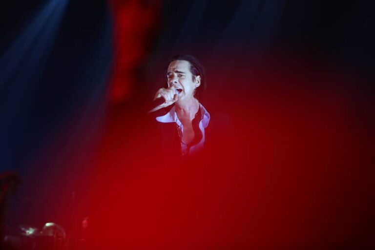 Nick Cave podaril 2.000 knjig britanski dobrodelni knjigarni