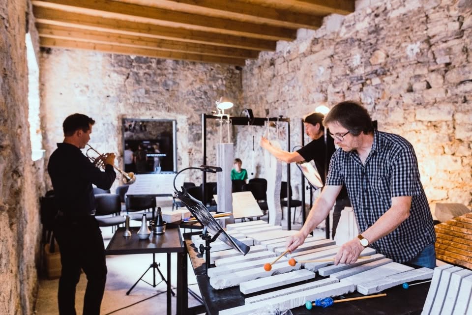 Zven kamna / odprtje razstave in koncert