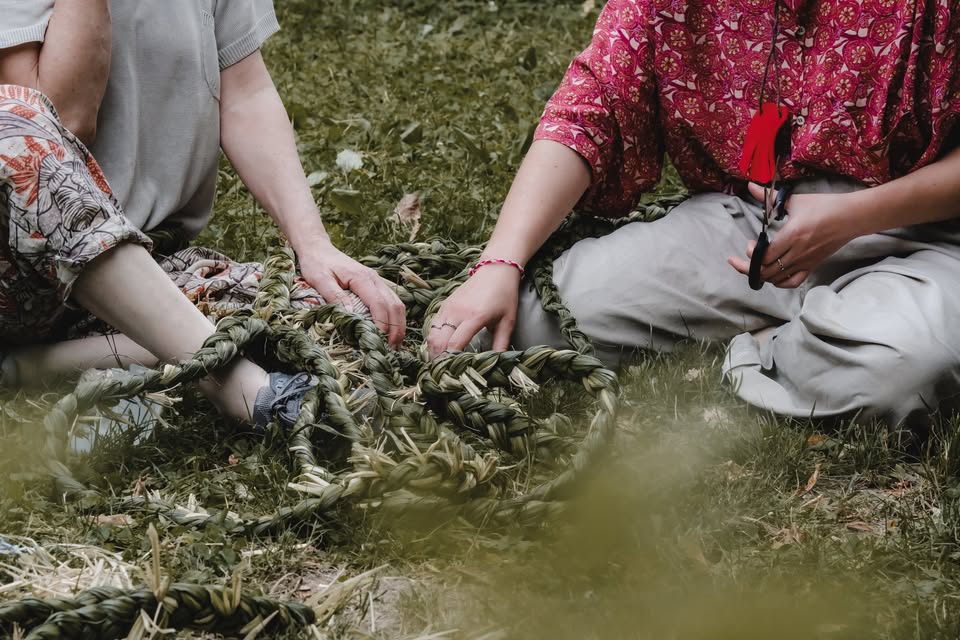 Dvodnevna medgeneracijska delavnica pletenja podlog za sedenje iz močvirskih trav