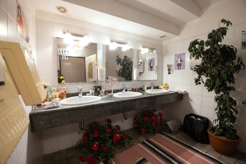 Čarna Lampret & Ajda Pirtovšek: ROŽICE IN PIVO / FLOWERS AND BEER