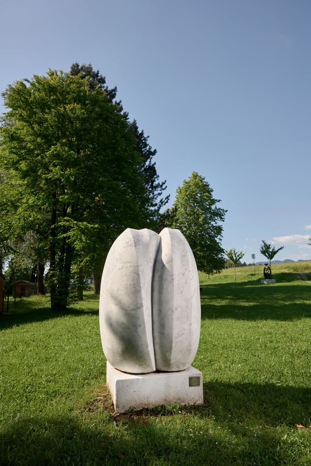 Gaj miru: vodstvo med slovenjgraškimi javnimi spomeniki in skulpturami