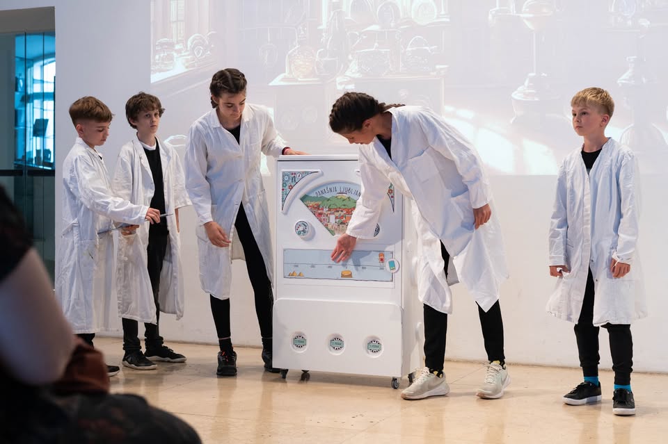 Muzejska scena na počitnicah (8+)