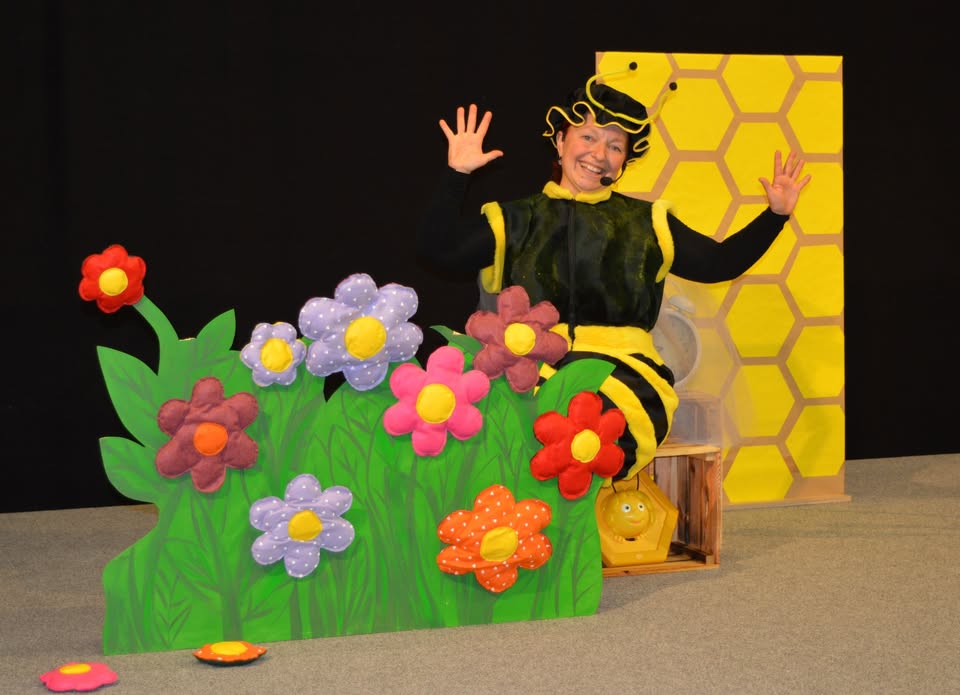 Gledališče Pravljičarna: Radovednica iz čebelnjaka
