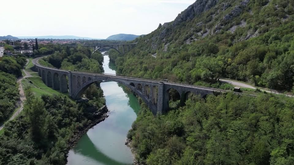 Letni kino pod Solkanskim mostom / Cinema all'aperto sotto il Ponte di Salcano