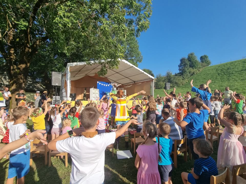 Zaključek Pikine bralne značke: predstava Potujoči cirkus nerodne Avguštine