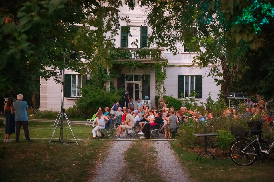 Letni kino / Cinema all'aperto a: Villa De Nordis