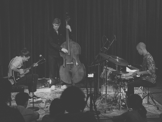 10. Oktober Jazz: THE BRIDGE TRIO | Vinazza, Oosterhaven, Mozetič