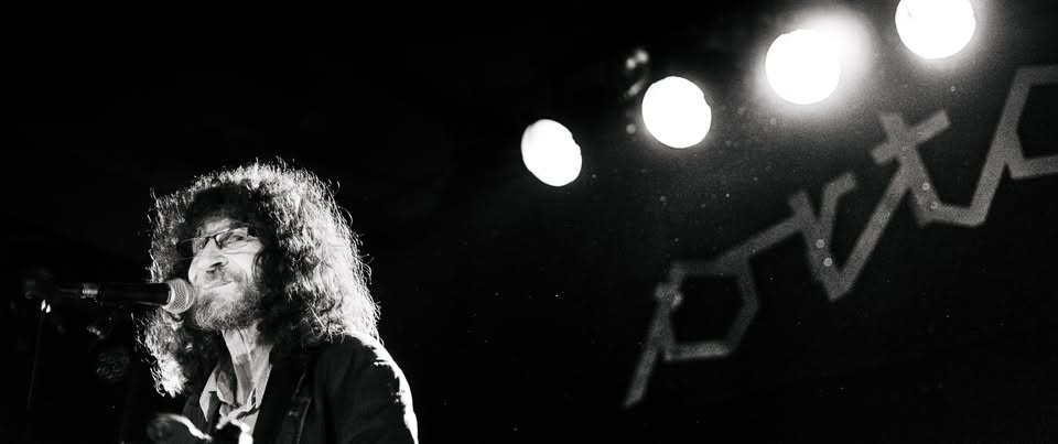 Četrtkanje z Adijem Smolarjem v Orto baru • 23. 10. 2025