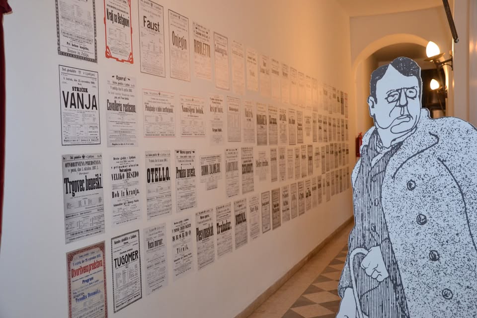 Teatrologija s pomočjo umetne inteligence in množičenja, vodeni ogled in predstavitev