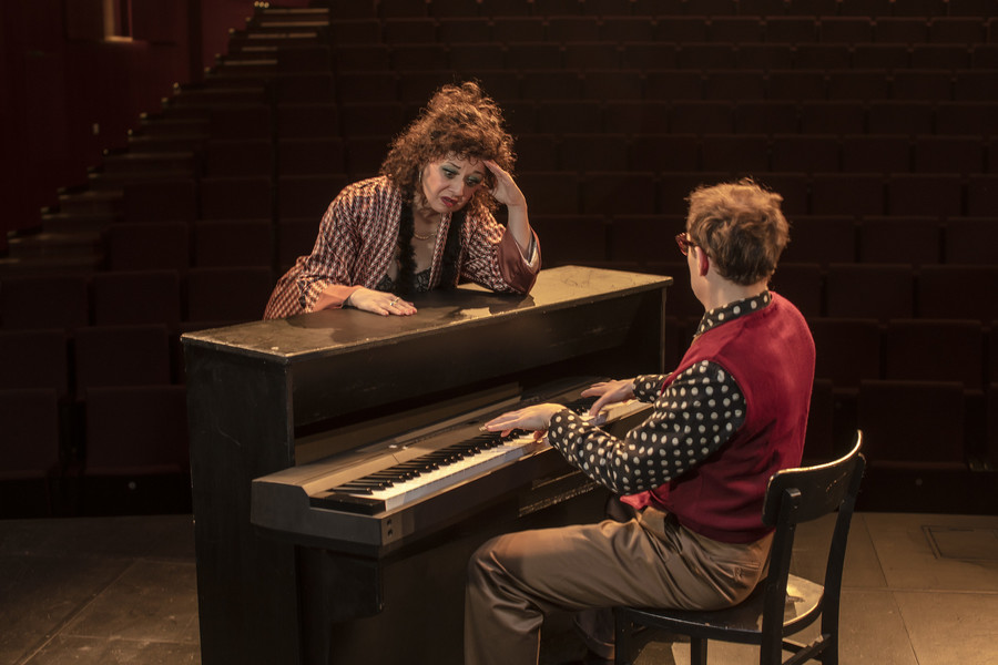 Balkan bluz kabaret: Glasbena monokomedija s pianistom