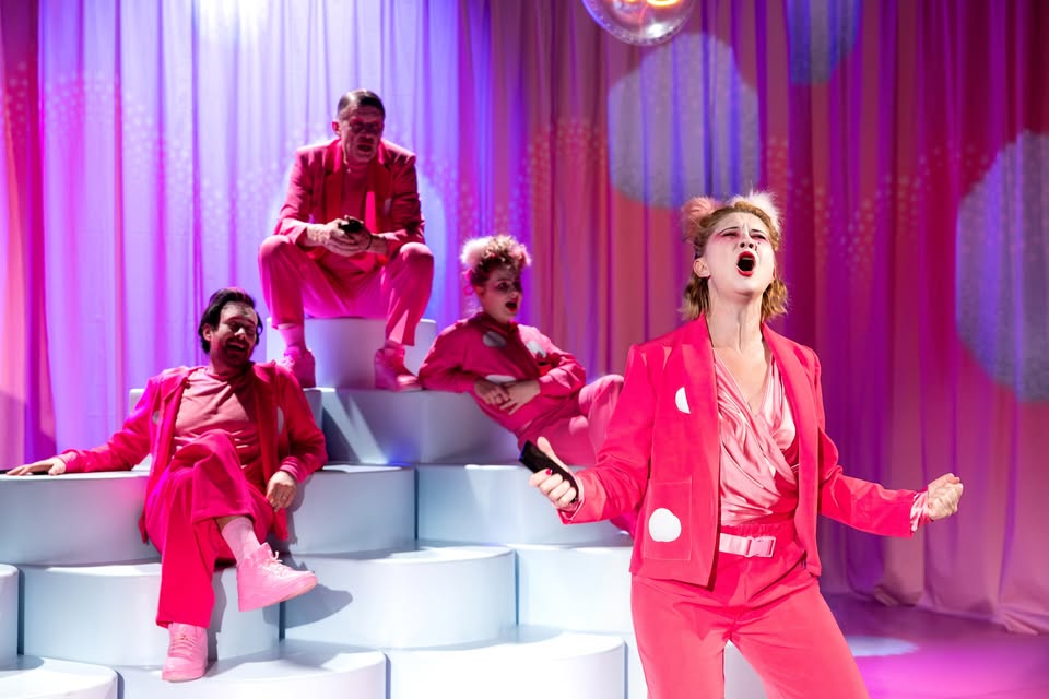 GOSPODARJI NEUMNOSTI, humoristična tragedija (gledališče)