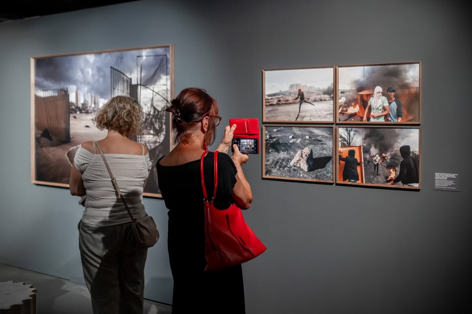 Javno vodstvo po antologijski fotografski razstavi Paola Pellegrina