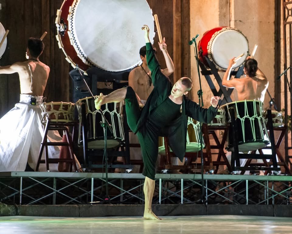 Visavì BRAT BRATU - OD ETNE DO FUDŽIJA Compagnia Zappalà Danza (Italija) / Roberto Zappalà