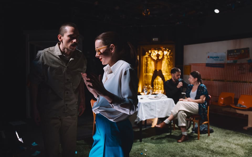 ≈ [približno enako kot] / komična drama za MODRI abonma in izven