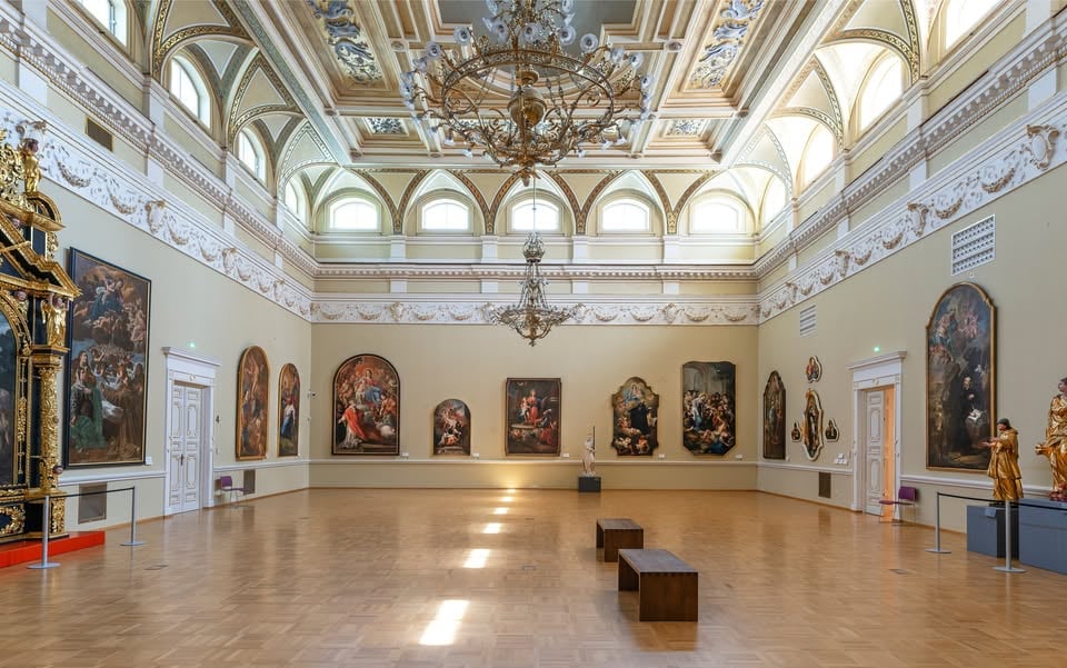 Javno vodstvo: vodi Kustos za en dan Marko Hatlak, harmonikar