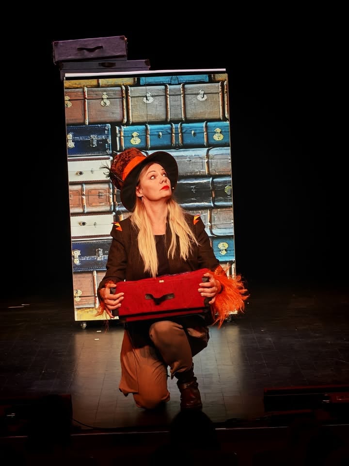 NEPRIČAKOVANI PRIJATELJI, za abo Lunica in za izven