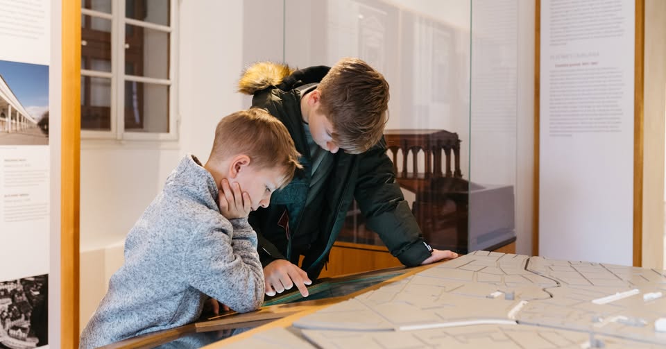 Jesensko vodstvo za družine po Plečnikovi hiši