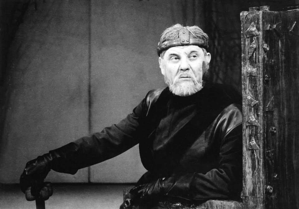 SLOGI in Drama. Kronika uprizarjanja nekega kralja: Learove preobrazbe