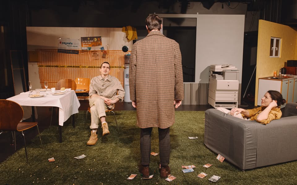 ≈ [približno enako kot]