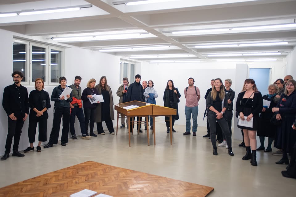 JAVNO VODSTVO | Nerazložljiva odsotnost. Po sledeh kuratorske prakse Igorja Zabela