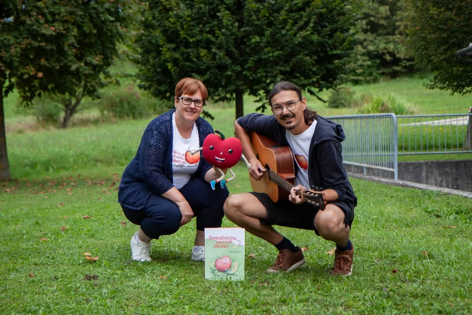 DOGODIVŠČINA RDEČEGA JABOLKA