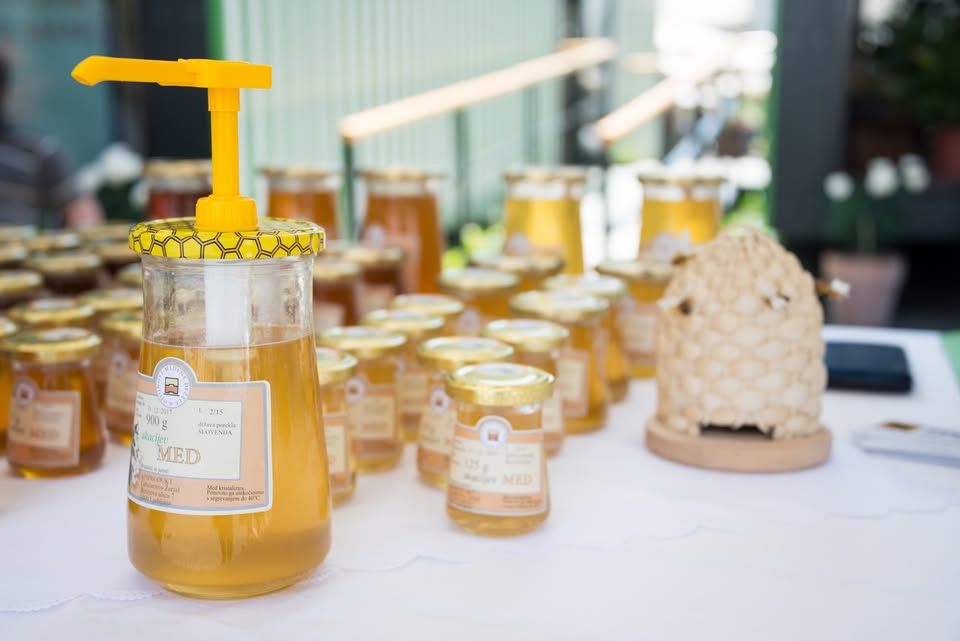 Peka medenjakov in okraskov iz medenega testa