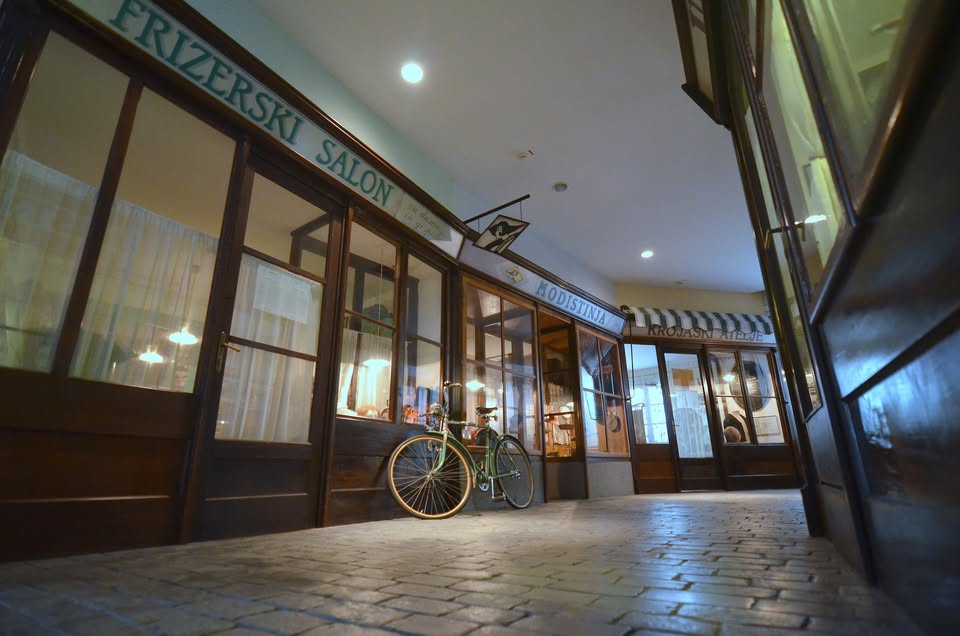 Voden ogled razstave Živeti v Celju