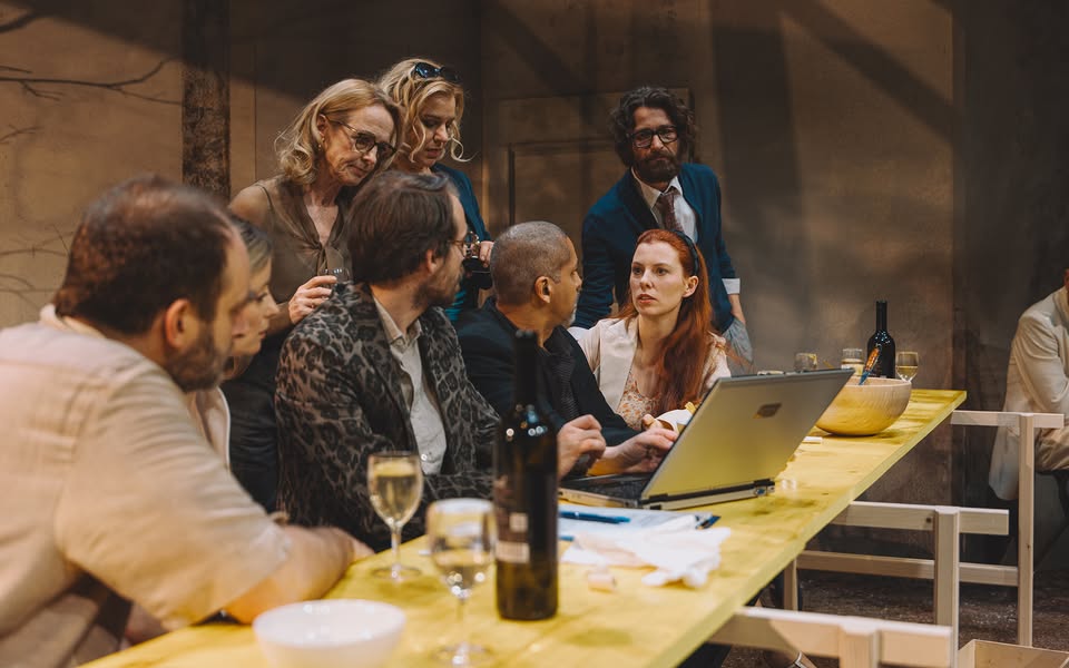 Vila blok Evropa / komična drama za ZELENI in MODRI abonma ter izven