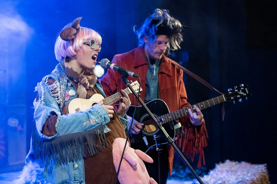 O kravi, ki je lajala v luno / glasbena predstava