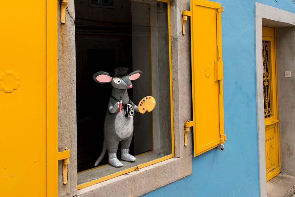 Ustvarjalnica za otroke in družine: Urice prazničnih pričakovanj z Miškom Venčem