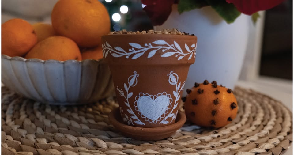 Praznična muzejska doživetja: : Adonisovi vrtički in šege na barbarino, miklavževo in lucijino