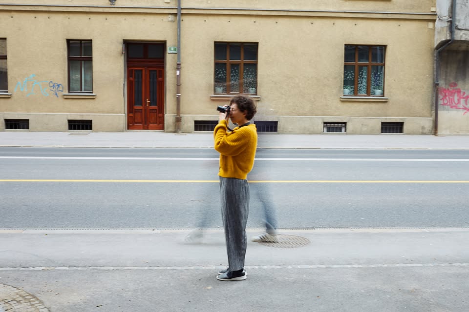 Strokovno vodstvo s kustosinjo Julijo Hoda po razstavi Začasni naslov