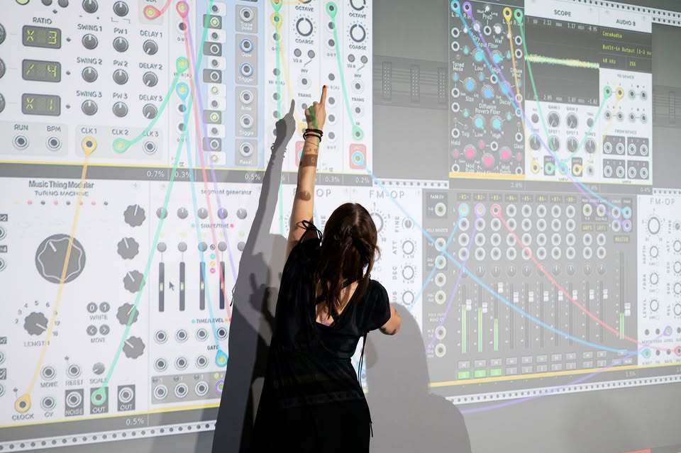 Modul@rnice: Voltaže Cvrčijo Veselo (VCV)