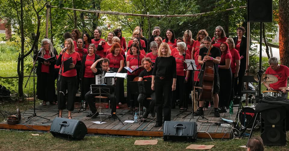 Ženski pevski zbor Kombinat: predstavitev albuma UPOR in pika.