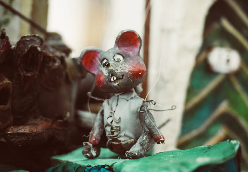 O miški z zašitim trebuščkom