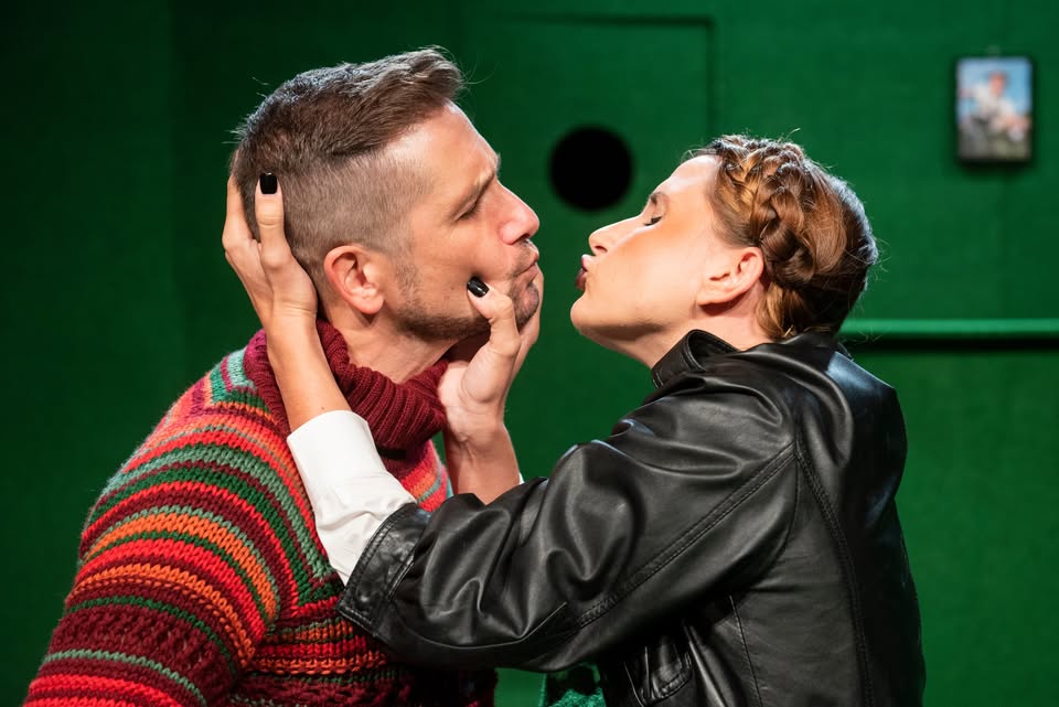 USPEŠNICA "Ljubezen, strast in grdi puloverji" v režiji Jaše Jamnika