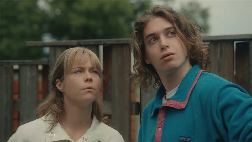 BELO SE PERE NA DEVETDESET (komična drama)